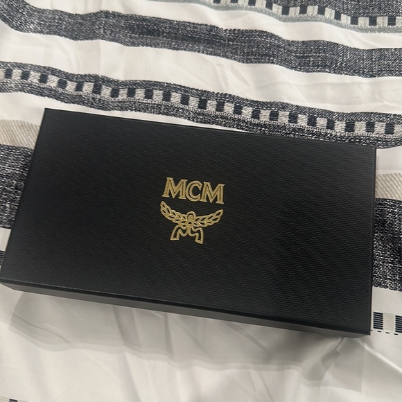 MCM Aren Zip Around Wallet in Monogram Leather - Picture 4 of 4